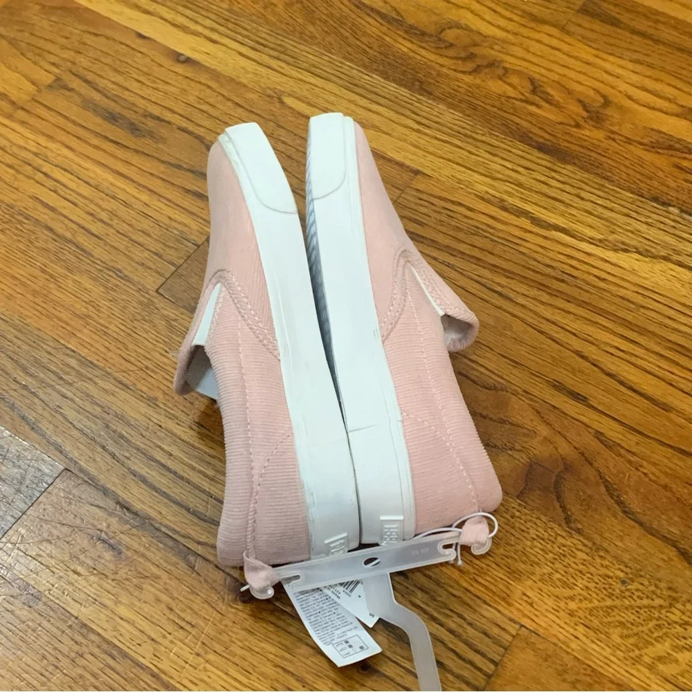 Old Navy Chambray Slip-On Sneaker Shoes NWT Girls Size 4 Smoke Free Home